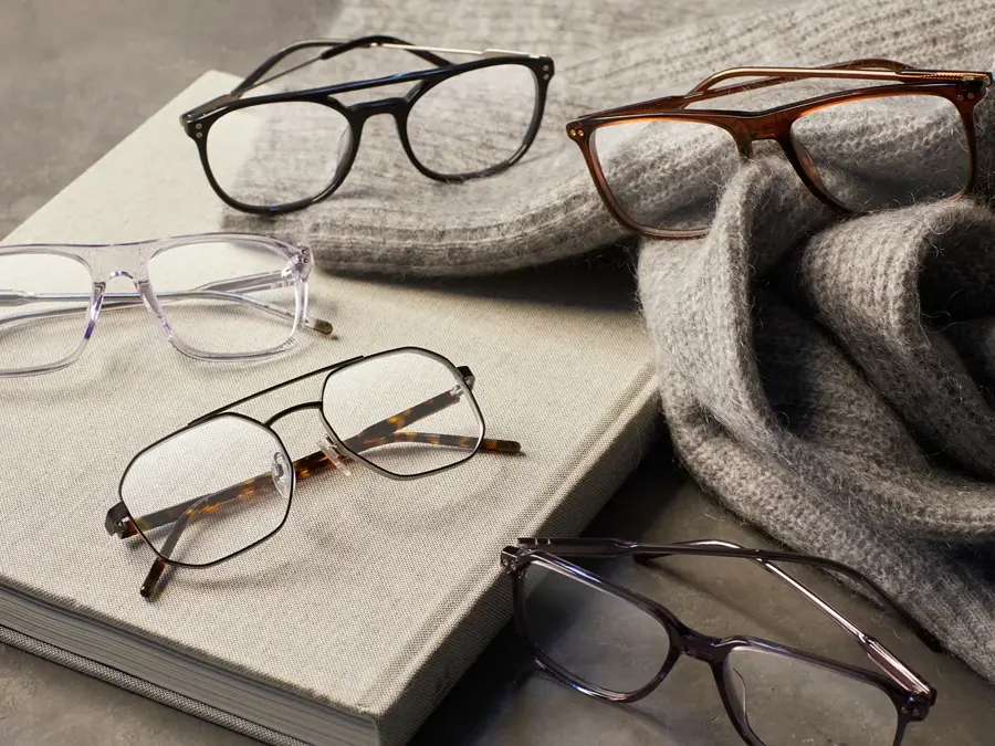 Briller på en bok og et pledd