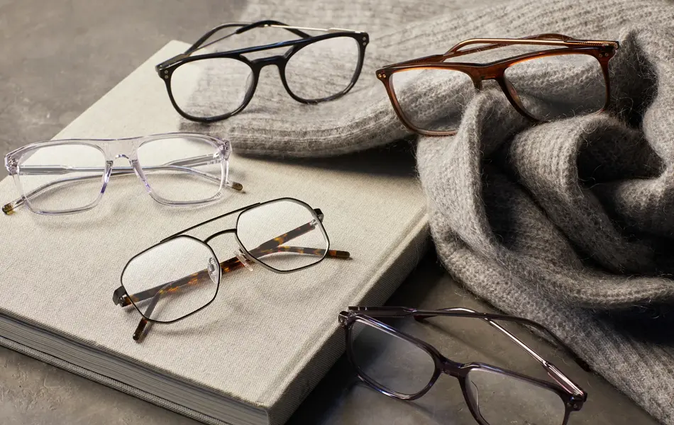 Briller på en bok og et pledd