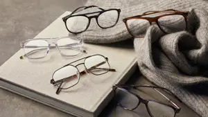 Briller på en bok og et pledd