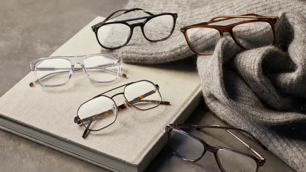 Briller på en bok og et pledd