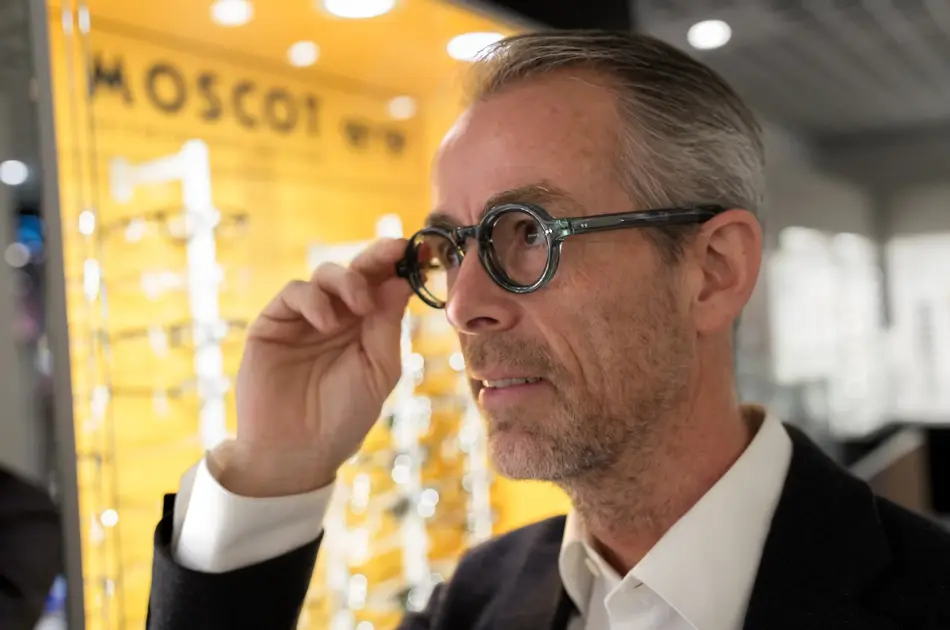 Geir Krogh holder seg på brillen og ser til siden.