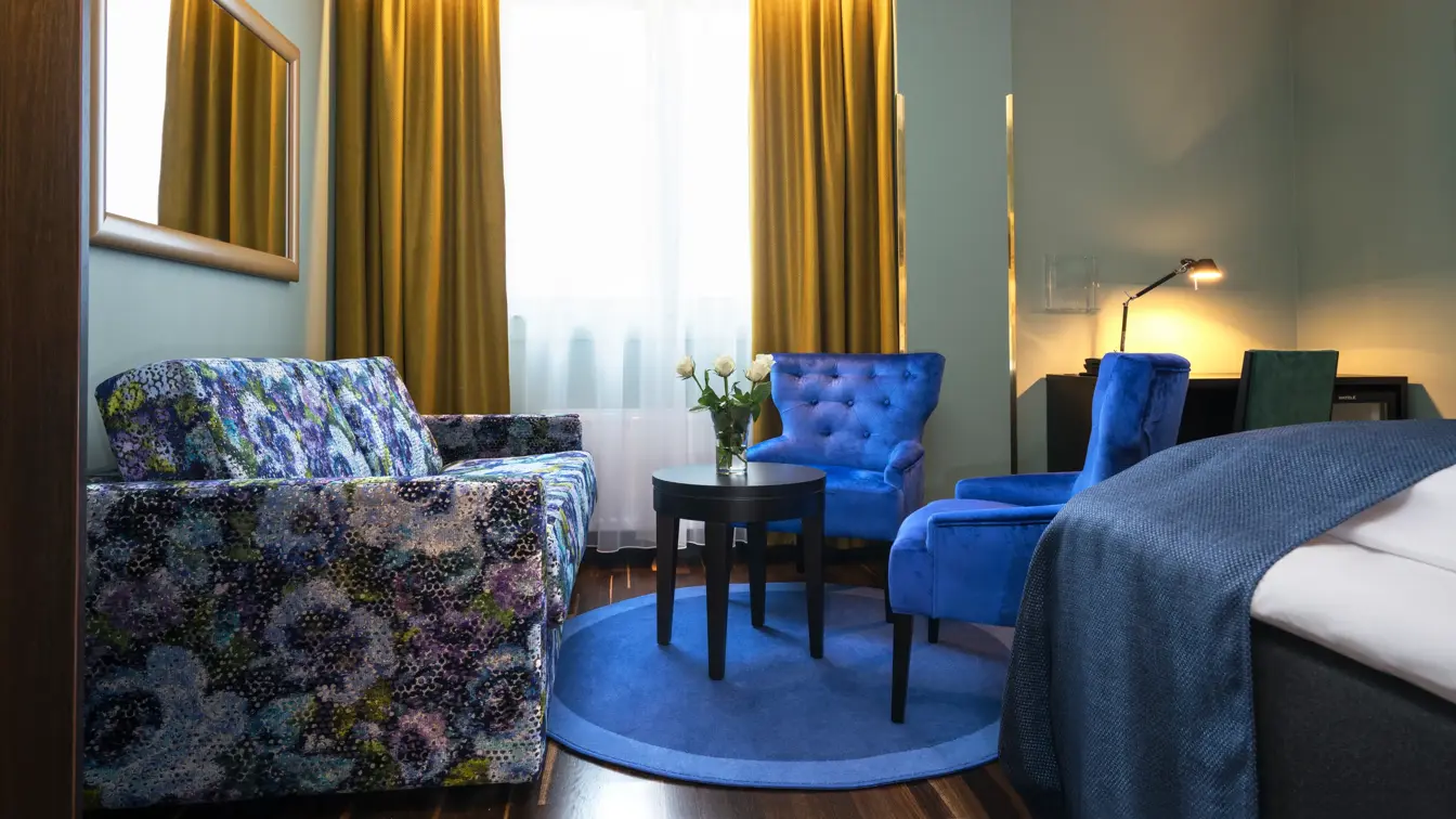 Dobbeltseng med sittegruppe på Thon Hotel Orion i Bergen sentrum