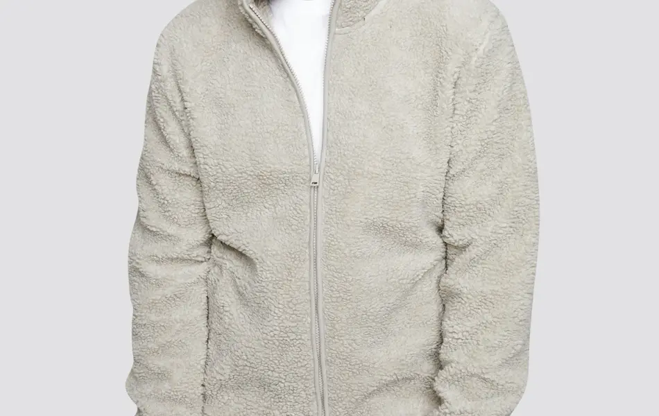 Mann med fleecejakke