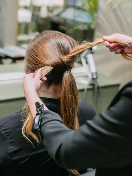 Dame med hår stylet og spenner i håret