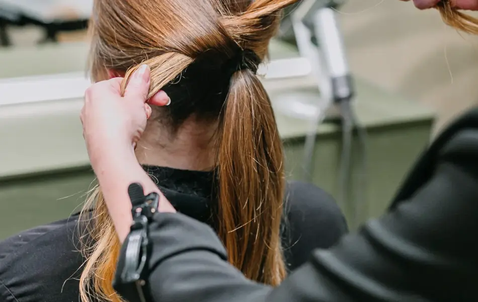 Dame med hår stylet og spenner i håret