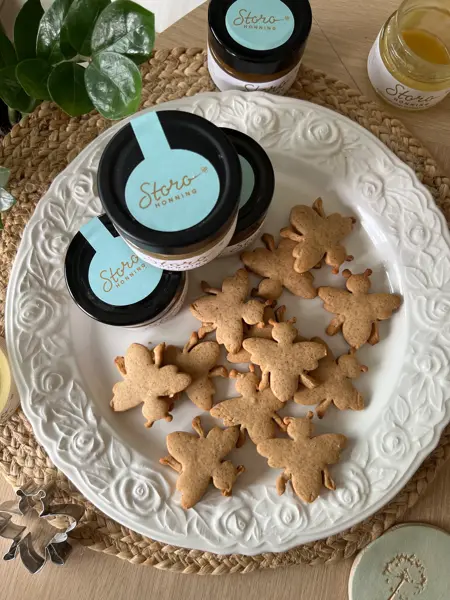 Kjeks og glass med Storohonning på et fat