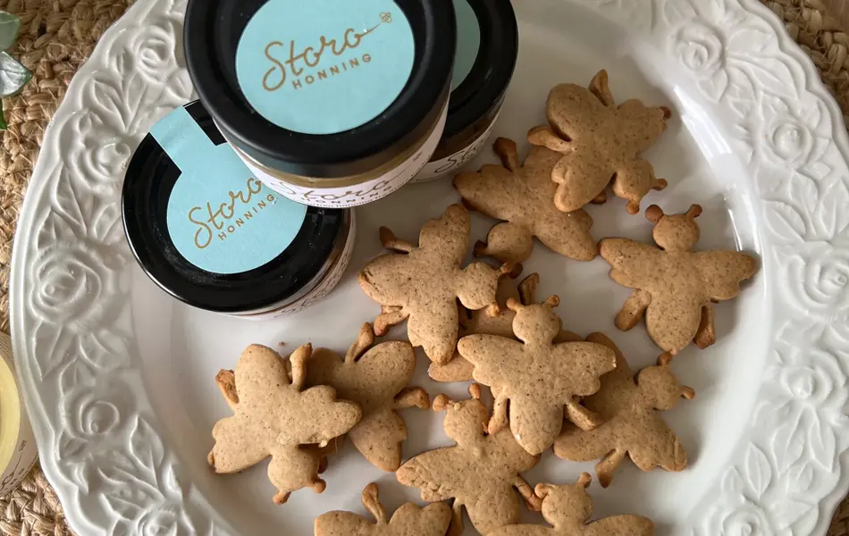 Kjeks og glass med Storohonning på et fat