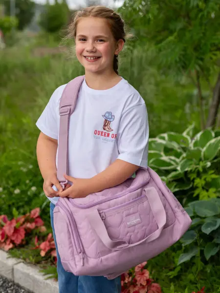 Barn med sekk og veske