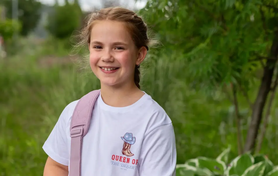 Barn med sekk og veske