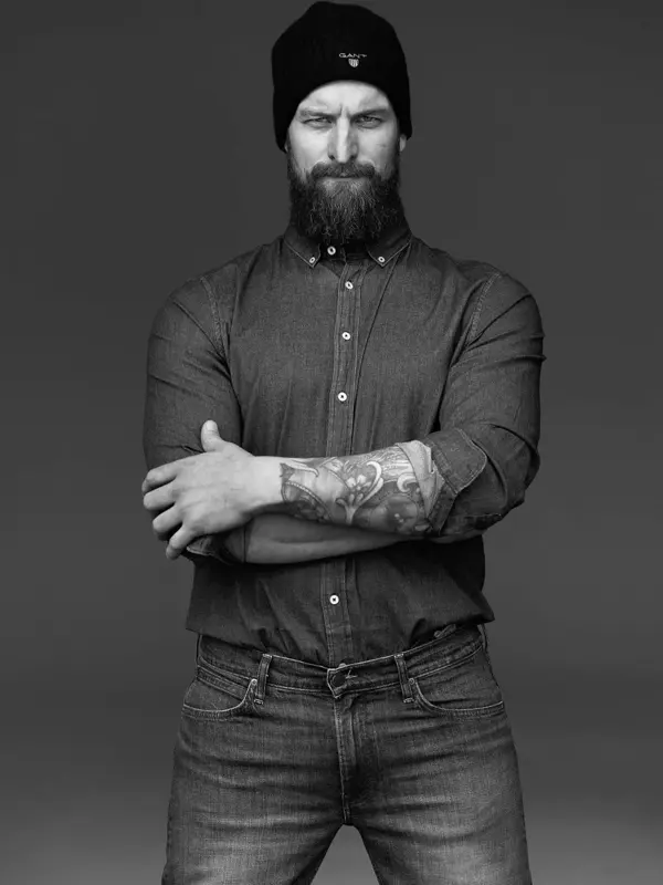 Ung mann med skjegg poserer foran kamera