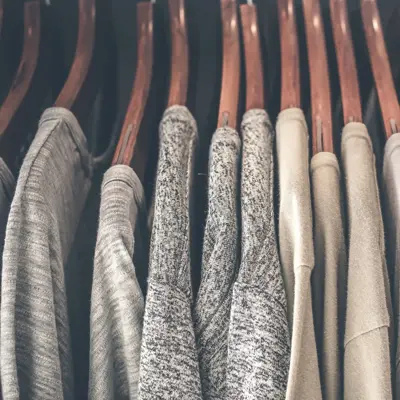 Grå gensere på kleshengere