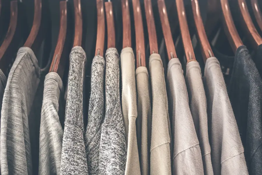 Grå gensere på kleshengere