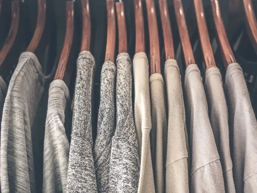 Grå gensere på kleshengere