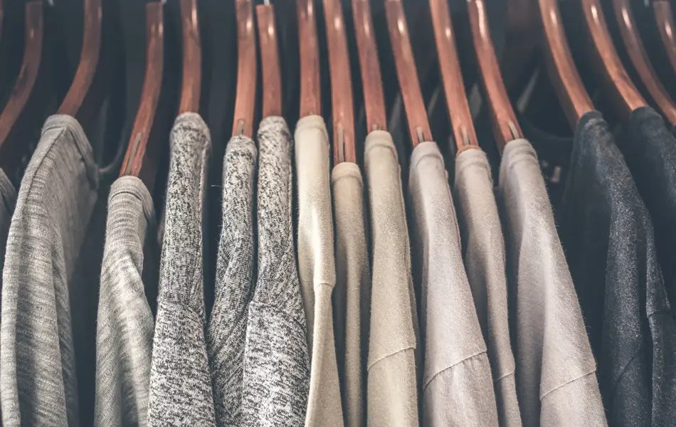 Grå gensere på kleshengere