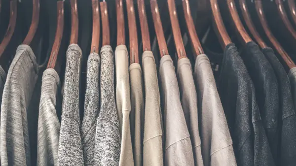 Grå gensere på kleshengere