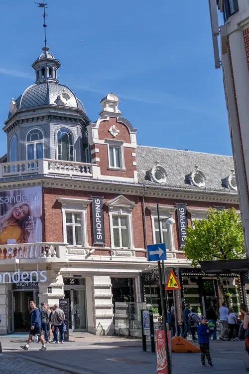 Fasadebilde av kjøpesenteret Sandens i Kristiansand.