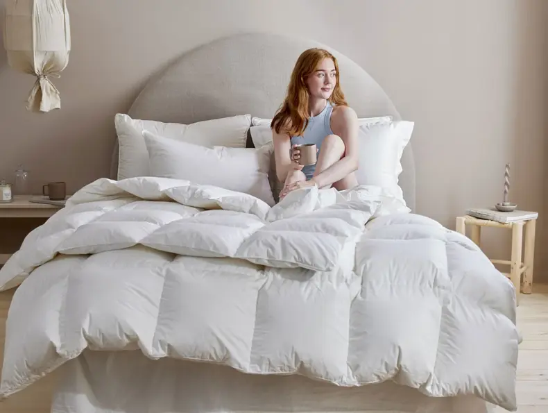 Dame som sitter i en seng