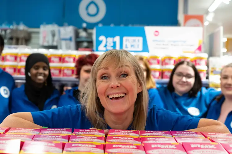 TEAM DOLLARSTORE: Elinborg Sigurdardottir er etter halvannet år borte fra Østfoldhallene tilbake i ny butikk. Nærmere 600 personer søkte på jobb i butikken, og Ella har plukket ut et stjernelag. 