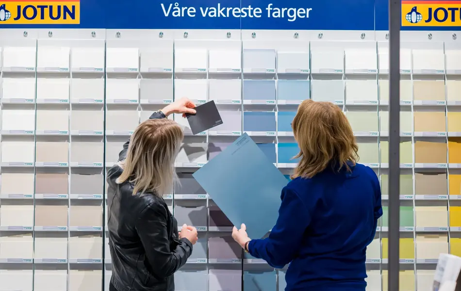 Dame får hjelp med maling 