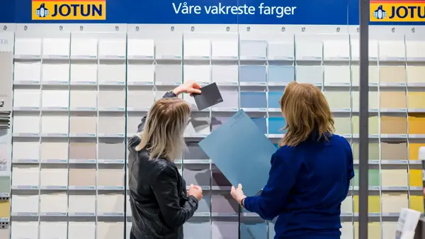 Dame får hjelp med maling 