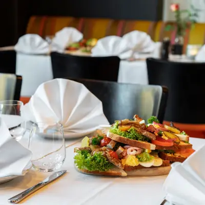 Tildekket bord og servering av mat