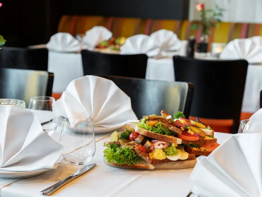 Tildekket bord og servering av mat