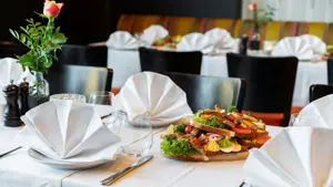 Tildekket bord og servering av mat