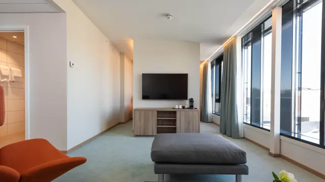Bilde av stue med sofa, stol og bord i Juniorsuiten