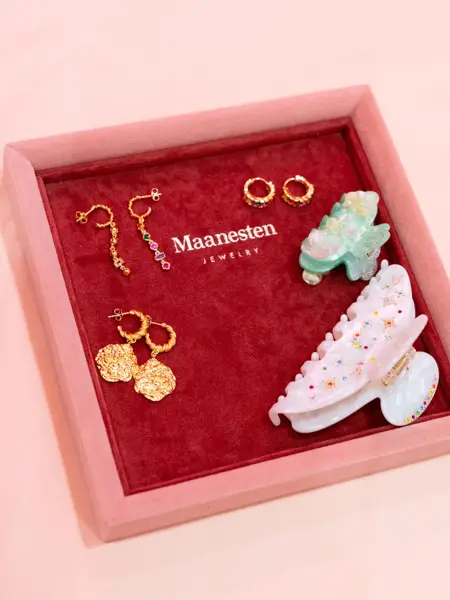 Nærbilde av ulikt tilbehør til dame