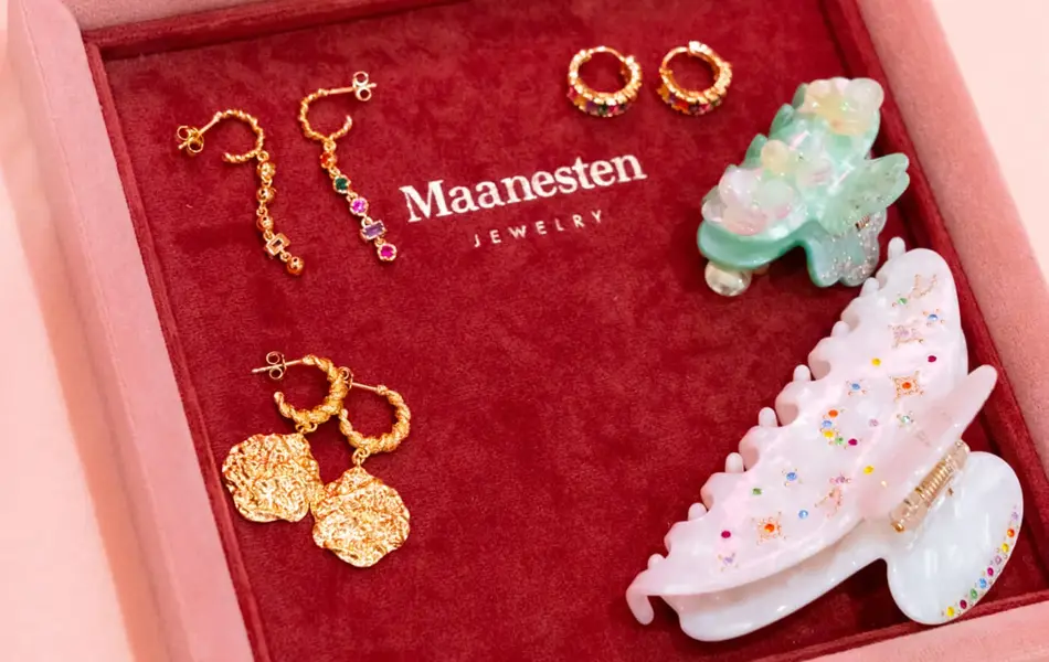 Nærbilde av ulikt tilbehør til dame