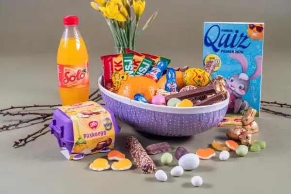 Et halvt påskeegg med appelsin og påskesjokolade, en påskequiz ved siden av og en halv liter med orange Solo i en brusflaske. 