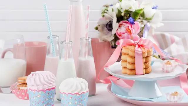 Ulike kaker og drikke på et bord