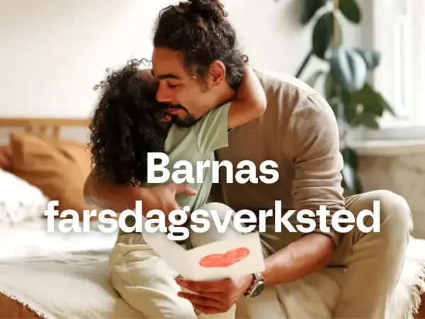 Far klemmer datter mens han holder et kort han har fått fra henne