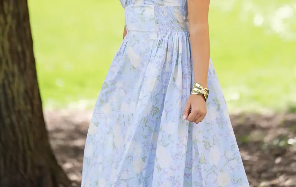 Ung jente i lyseblå blomstret halterneck kjole