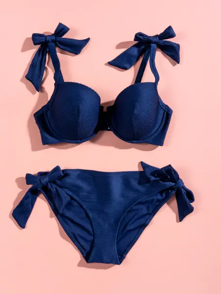 Blå bikini på rosa bakgrunn 