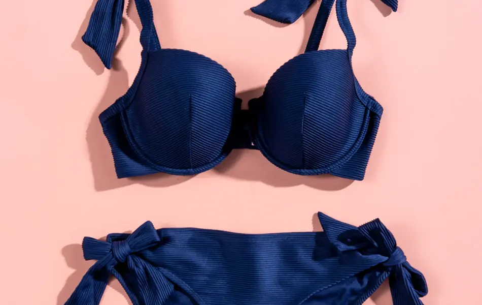 Blå bikini på rosa bakgrunn 