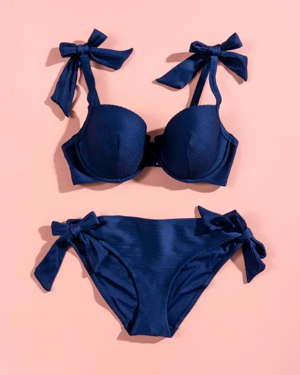 Blå bikini på rosa bakgrunn 