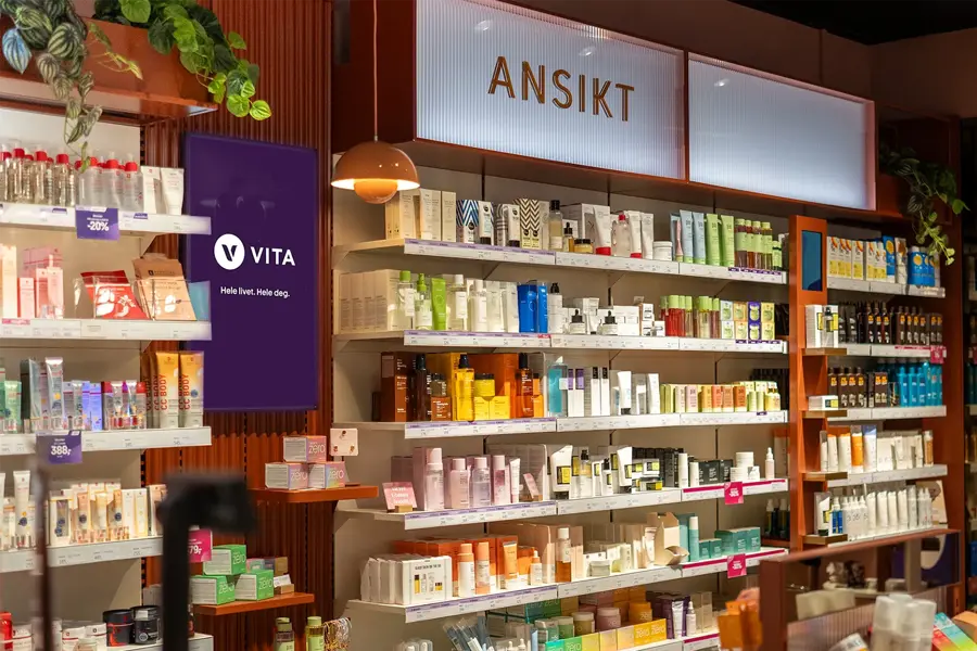 Butikkbilde av Vita med hyller med masse diverse skjønnhetsprodukter