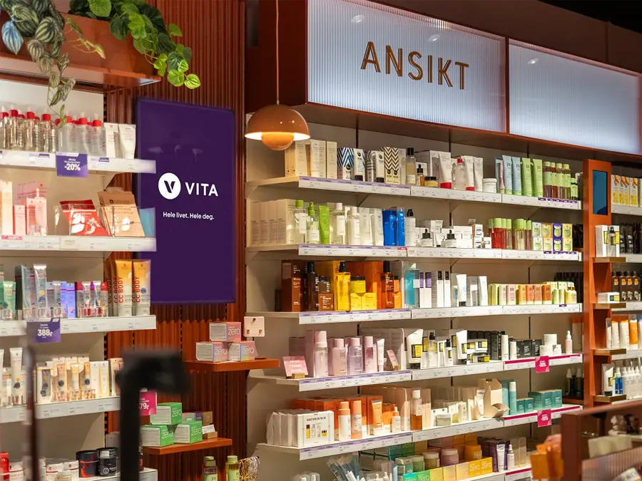 Butikkbilde av Vita med hyller med masse diverse skjønnhetsprodukter