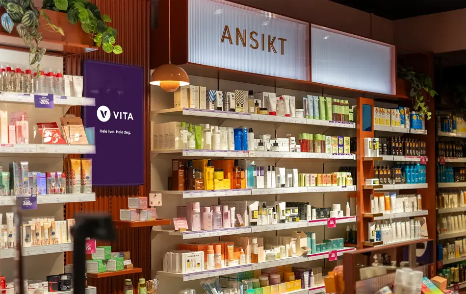 Butikkbilde av Vita med hyller med masse diverse skjønnhetsprodukter