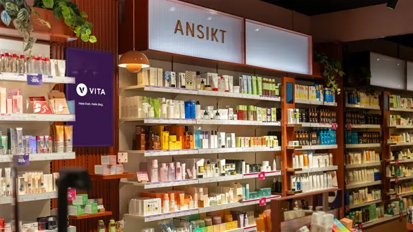 Butikkbilde av Vita med hyller med masse diverse skjønnhetsprodukter