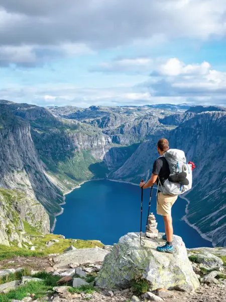 En mann på tur som ser på utsikten