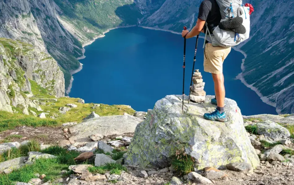 En mann på tur som ser på utsikten