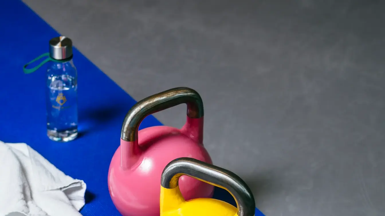 Yogamatte, vannflaske, kettlebell