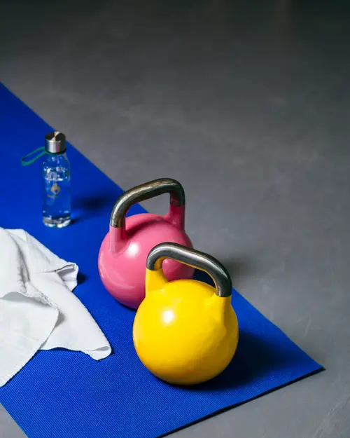 Yogamatte, vannflaske, kettlebell