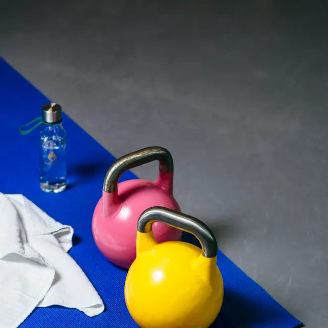 Yogamatte, vannflaske, kettlebell