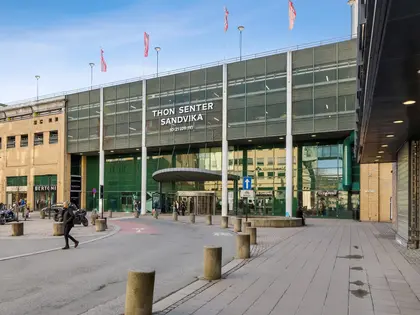 Thon Senter Sandvika, inngang med logo over.