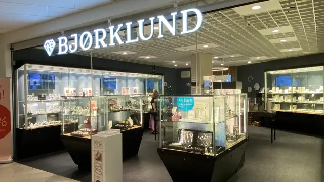 innendørs butikk med smykker