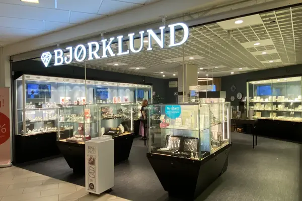 innendørs butikk med smykker