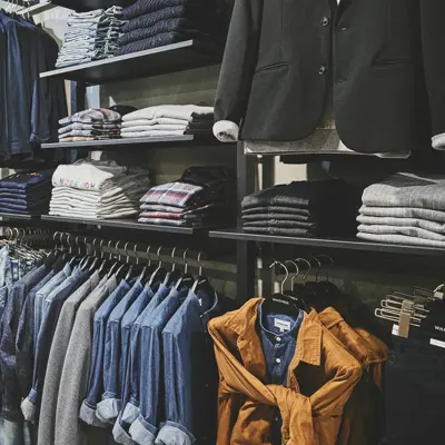 Oversikt på vegg med ulike typer plagg på 